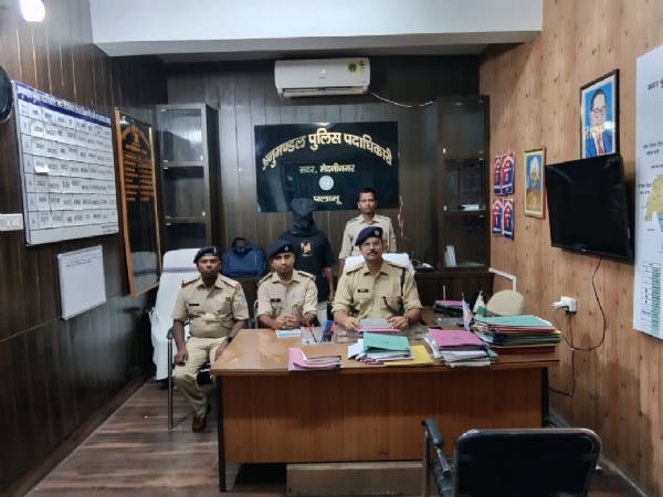गिरफ्तार आरोपी एवं जानकारी देते एसडीपीओ राजेश यादव