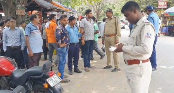 फाइन करते पुलिस फाइन करते पुलिस