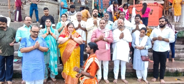 गंगा दशहरा पर मां गंगा का पूजन करते कांग्रेस के नेता गंगा दशहरा पर मां गंगा का पूजन करते कांग्रेस के नेता