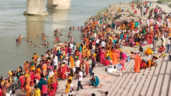 सारण में गंगा दशहरा के अवसर पर श्रद्धालुओं ने सरयू और गंगा नदी में लगाई डुबकी सारण में गंगा दशहरा के अवसर पर श्रद्धालुओं ने सरयू और गंगा नदी में लगाई डुबकी