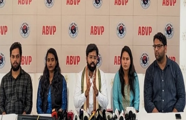 अभाविप के राष्ट्रीय महामंत्री डॉ. वीरेंद्र सिंह सोलंकी कार्यकर्ताओं के साथ पत्रकार वार्ता को संबोधित करते हुए।