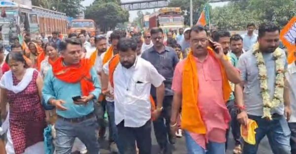 विधायक कारखाने मे जाते हुये विधायक कारखाने मे जाते हुये