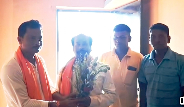 बिमल बोरा निर्मल कुमार धडा के साथ बिमल बोरा निर्मल कुमार धडा के साथ