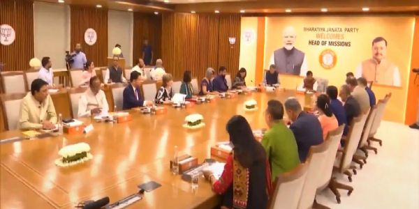 भाजपा मुख्यालय में आयोजित बैठक में नितिन नवीन और 12 देशों के मिशनों के सदस्य भाजपा मुख्यालय में आयोजित बैठक में नितिन नवीन और 12 देशों के मिशनों के सदस्य