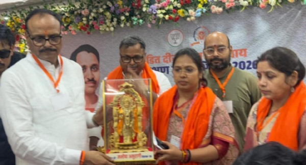 उपमुख्यमंत्री को भेंट करती विधायक मनीषा अनुरागी व जिला पंचायत अध्यक्ष
