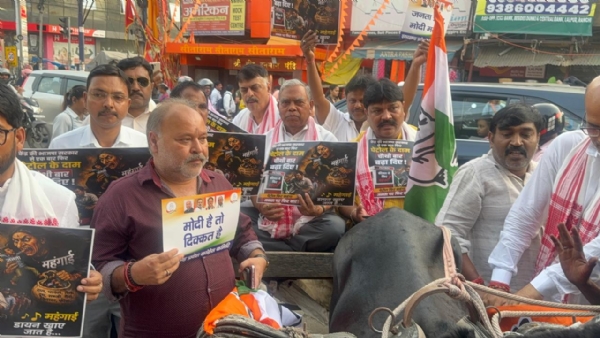 विरोध जताते कांग्रेस के नेता