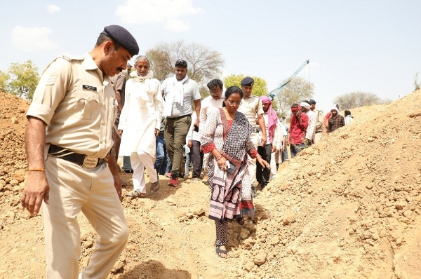 घटनास्थल पर पहुंची कलेक्टर उषा परमार घटनास्थल पर पहुंची कलेक्टर उषा परमार