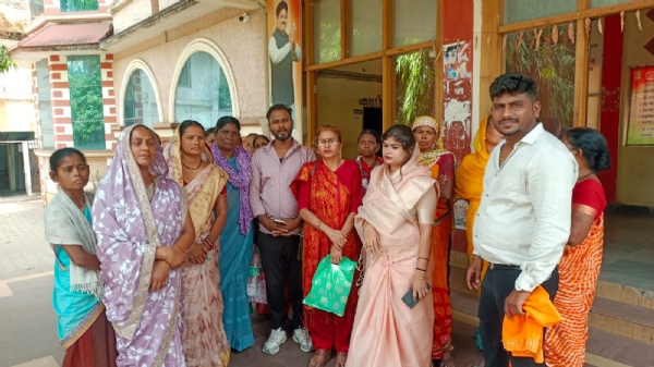 समस्या बताते हुए वार्डवासी। समस्या बताते हुए वार्डवासी।