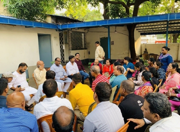 विधायक सरयू राय से मुलाकात करते बिरसानगर पीएम आवास के लाभुक विधायक सरयू राय से मुलाकात करते बिरसानगर पीएम आवास के लाभुक