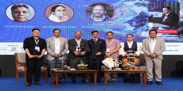नेपाल एवरेस्ट समिट की जानकारी के दौरान आयोजक समिति नेपाल एवरेस्ट समिट की जानकारी के दौरान आयोजक समिति