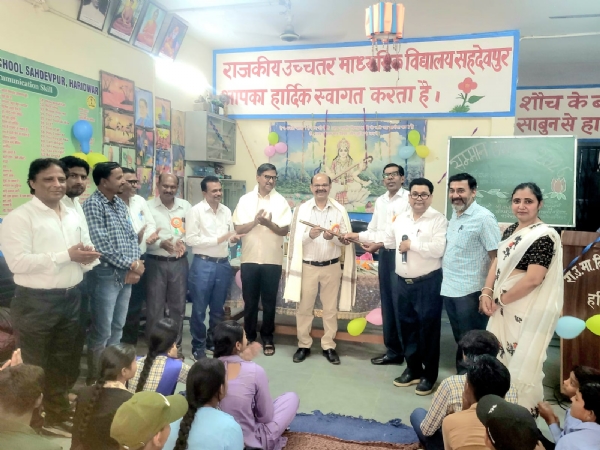 प्रथम श्रेणी विद्यार्थियों का सम्मान करते हुए