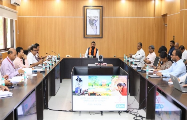पीएचईडी विभाग की बैठक करते मुख्यमंत्री सम्राट