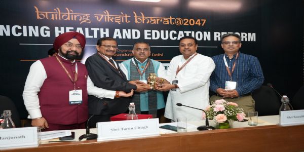 नई दिल्ली के इंडिया हैबिटेट सेंटर में आयोजित एनएफपीआरसी कार्यशाला में सांसदों और विधायकों के साथ मौजूद तरुण चुघ, डॉ. संबित पात्रा और अन्य।