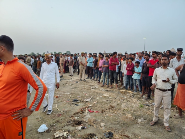 राजघाट पर मचा कोहराम, एनडीआरएफ ने घंटों चलाया सर्च ऑपरेशन राजघाट पर मचा कोहराम, एनडीआरएफ ने घंटों चलाया सर्च ऑपरेशन