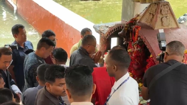 शक्तिपीठ कामाख्या में भूटान के प्रधानमंत्री दाशो शेरिंग तोगबे ने किए दर्शन, मां कामाख्या का लिया आशीर्वाद शक्तिपीठ कामाख्या में भूटान के प्रधानमंत्री दाशो शेरिंग तोगबे ने किए दर्शन, मां कामाख्या का लिया आशीर्वाद