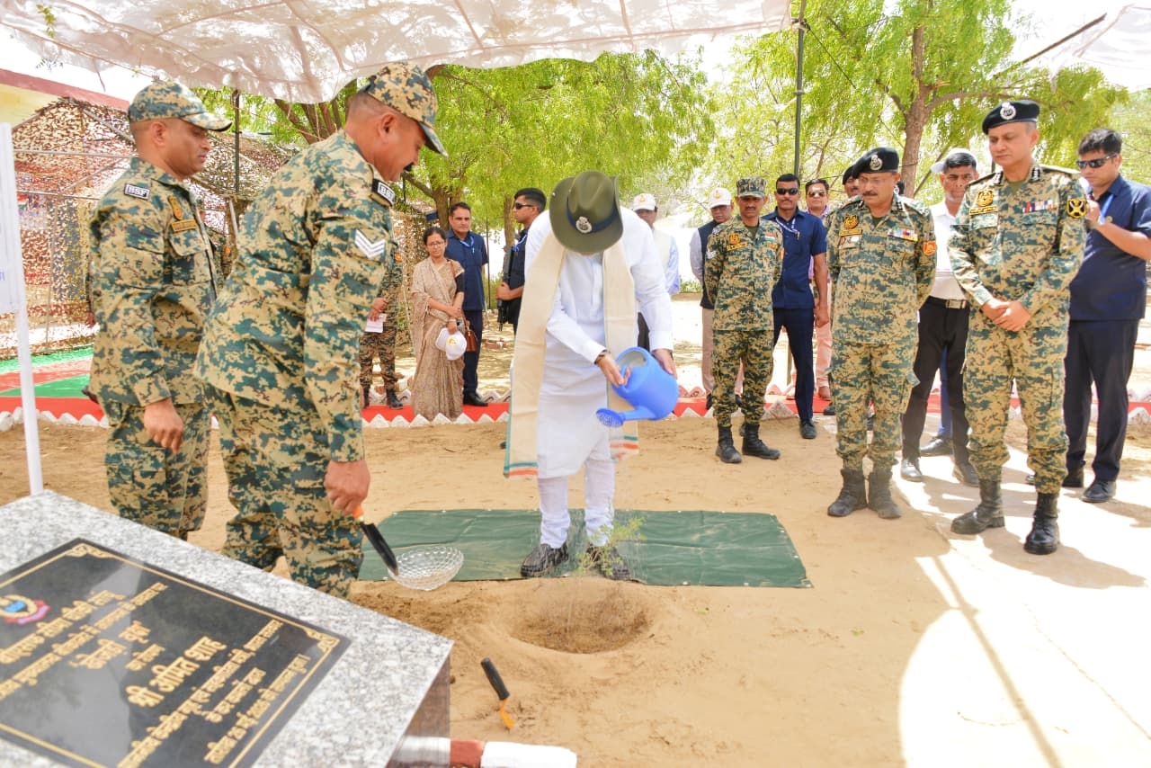 केंद्रीय गृहमंत्री अमित शाह खेजड़ी का पाैधा लगाते हुए। केंद्रीय गृहमंत्री अमित शाह खेजड़ी का पाैधा लगाते हुए।