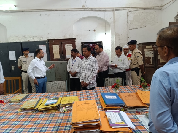 जिलाधिकारी वैभव श्रीवास्तव ने किया जिला सामान्य शाखा का औचक निरीक्षण