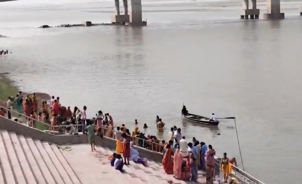 सारण में गंगा दशहरा के अवसर पर श्रद्धालुओं ने सरयू और गंगा नदी में लगाई डुबकी सारण में गंगा दशहरा के अवसर पर श्रद्धालुओं ने सरयू और गंगा नदी में लगाई डुबकी
