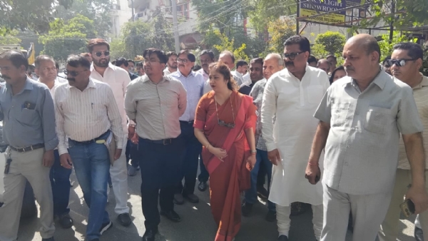उप-महापौर डॉ. मोनिका पंत अधिकारियों के साथ निरीक्षण करते हुए।