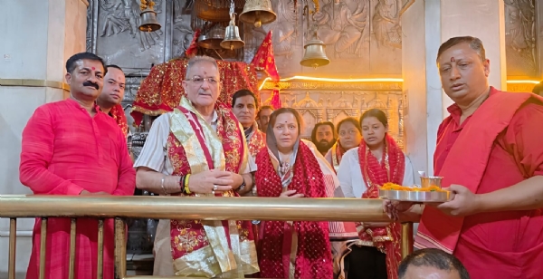 मां ज्वालामुखी मंदिर में राज्यपाल पत्नी संग पूजा अर्चना करते हुए।