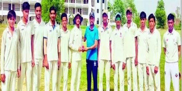 रुक्मणी क्रिकेट एकेडमी ब्लू टीम ट्रॉफी के साथ। रुक्मणी क्रिकेट एकेडमी ब्लू टीम ट्रॉफी के साथ।