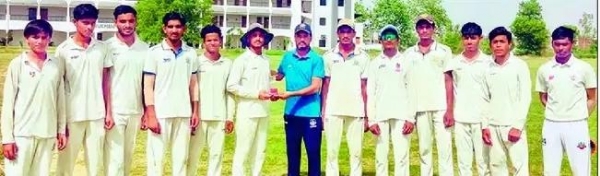 रुक्मणी क्रिकेट एकेडमी ब्लू टीम ट्रॉफी के साथ।