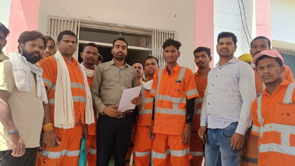विस्थापित शिकायत लेकर पहुंचे
