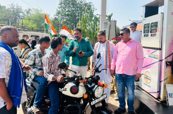 पेट्रोलियम पदार्थ के मूल वृद्धि के विरुद्ध कांग्रेसियों का हस्ताक्षर अभियान पेट्रोलियम पदार्थ के मूल वृद्धि के विरुद्ध कांग्रेसियों का हस्ताक्षर अभियान