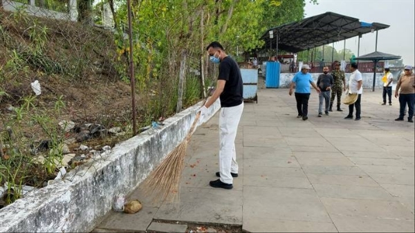 गंगा दशहरा पर कलेक्टर ने थामी झाड़ू गंगा दशहरा पर कलेक्टर ने थामी झाड़ू