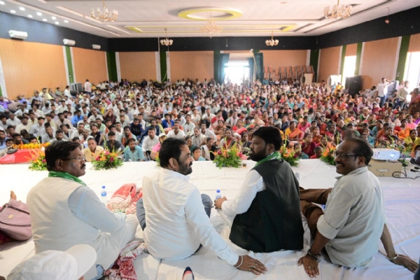 बैठक को संबोधित करते विनोद पांडेय सहित अन्य