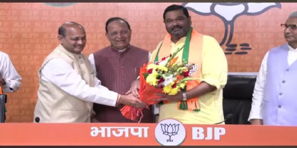 भाजपा की सदस्यता ग्रहण करते देबाशीष समांतराय भाजपा की सदस्यता ग्रहण करते देबाशीष समांतराय