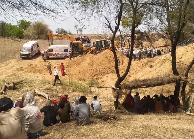 पन्ना में कुआं धंसने के बाद जारी रेस्क्यू आपरेशन