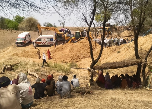 पन्ना में कुआं धंसने के बाद जारी रेस्क्यू आपरेशन पन्ना में कुआं धंसने के बाद जारी रेस्क्यू आपरेशन