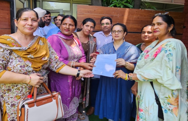 आशा वर्कर हरियाणा की स्वास्थ्य मंत्री से मुलाकात करते हुए