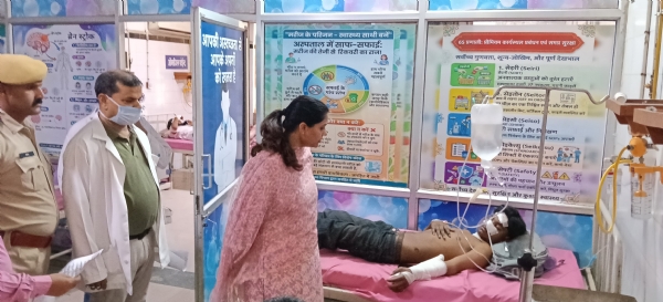 चित्तौड़गढ़ जिला चिकित्सालय का निरीक्षण करते जिला कलक्टर डॉ मंजू।