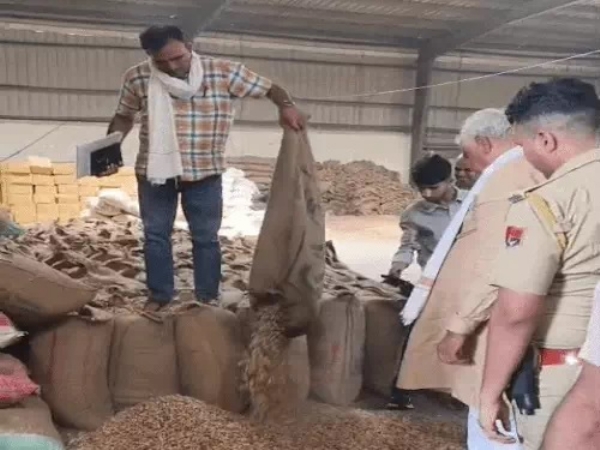 छापेमारी के दौरान जांच। छापेमारी के दौरान जांच।