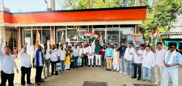 पेट्रोलियम पदार्थ के मूल वृद्धि के विरुद्ध कांग्रेसियों का हस्ताक्षर अभियान पेट्रोलियम पदार्थ के मूल वृद्धि के विरुद्ध कांग्रेसियों का हस्ताक्षर अभियान