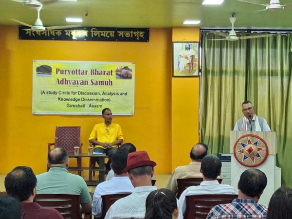 औपनिवेशिक आख्यानों के अवलुप्ति पर व्याख्यान देते हुए दिगंत विश्व शर्मा।