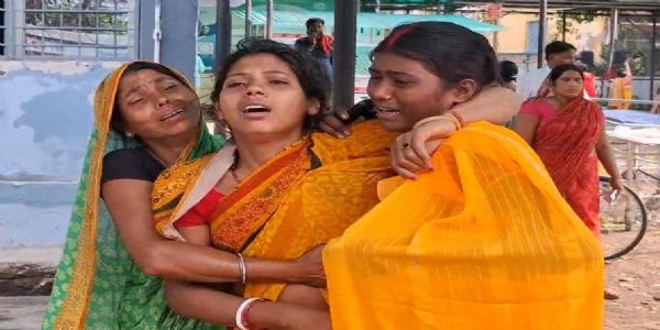 रोते बिलखते परिजन रोते बिलखते परिजन