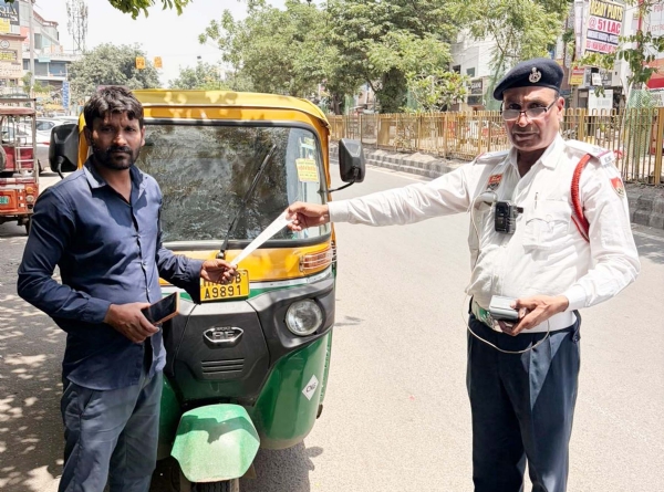 गुरुग्राम में बिना वर्दी के ऑटो चालक का चालान करते यातायात पुलिसकर्मी। गुरुग्राम में बिना वर्दी के ऑटो चालक का चालान करते यातायात पुलिसकर्मी।