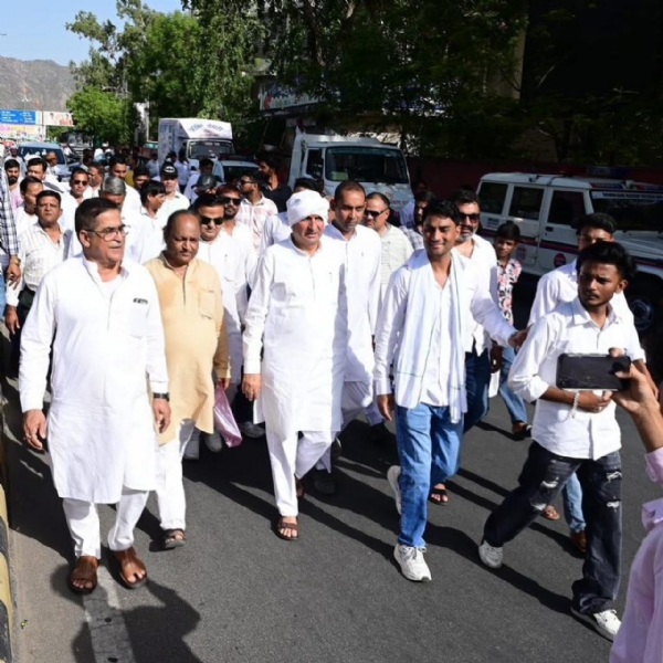 Congress Committee protested at the District Collectorate against the rising prices of petrol, diesel and cooking gas, and submitted a memorandum to the Governor. Congress Committee protested at the District Collectorate against the rising prices of petrol, diesel and cooking gas, and submitted a memorandum to the Governor.