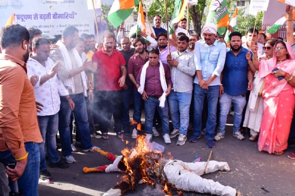 पेट्रोल-डीजल और गैस कीमतों के विरोध में कांग्रेस का प्रदर्शन