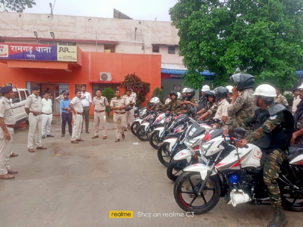 फ्लैग मार्च में शामिल लोग