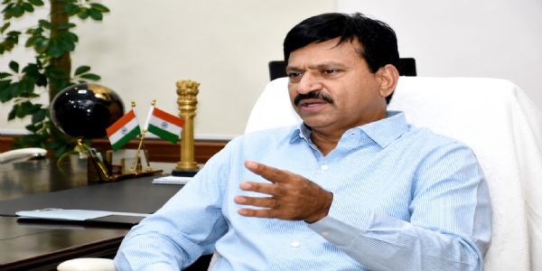 हिन्दुस्थान समाचार के साथ विशेष बातचीत के दौरान तेलंगाना के राजस्व एवं आवास मंत्री पोंगुलेटी श्रीनिवास रेड्डी। हिन्दुस्थान समाचार के साथ विशेष बातचीत के दौरान तेलंगाना के राजस्व एवं आवास मंत्री पोंगुलेटी श्रीनिवास रेड्डी।