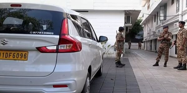 केरल के पूर्व मुख्यमंत्री पिनराई विजयन के ठिकानों पर ईडी रेड की तस्वीर केरल के पूर्व मुख्यमंत्री पिनराई विजयन के ठिकानों पर ईडी रेड की तस्वीर