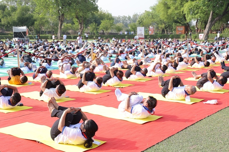 खजुराहो में योग दिवस के काउंटडाउन महोत्सव में योग करते हुए