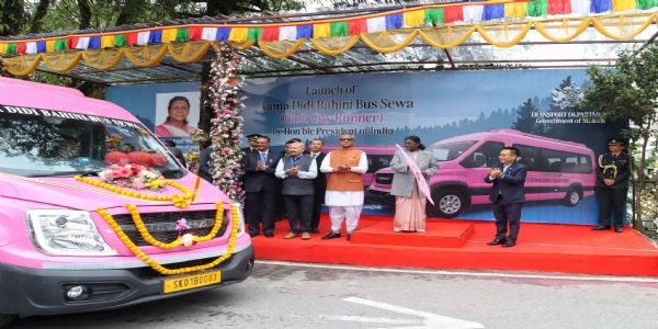 राष्ट्रपति मुर्मूले पिङ्क सिटी रनर बसहरू शुभारम्भ गरिन्