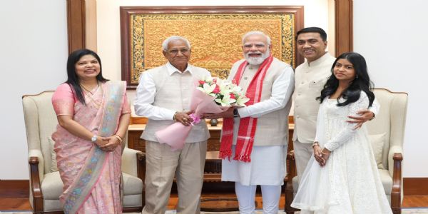 गोवा के मुख्यमंत्री प्रमोद सावंत बुधवार को नई दिल्ली में परिवार सहित प्रधानमंत्री नरेन्द्र मोदी से मुलाकात के दौरान गोवा के मुख्यमंत्री प्रमोद सावंत बुधवार को नई दिल्ली में परिवार सहित प्रधानमंत्री नरेन्द्र मोदी से मुलाकात के दौरान