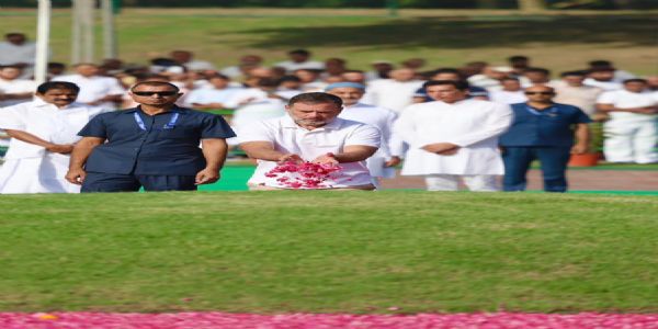 लोक सभा में नेता प्रतिपक्ष राहुल गांधी जवाहर लाल नेहरू को श्रद्धांजलि अर्पित करते हुए।