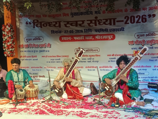 राग सरस्वती की प्रस्तुति करते पद्मश्री पंडित शिवनाथ मिश्र, पंडित देवव्रत मिश्र तथा तबला वादक प्रशांत मिश्र।
